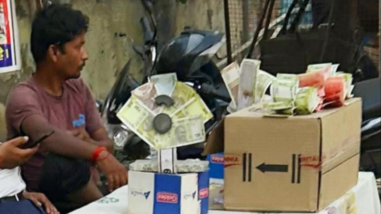 In Gorakhpur, If you want new notes in Lagan, then go to the banks on Bank Road, not the bank