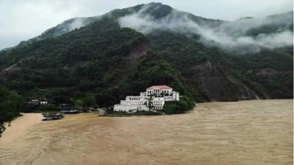 The risk of flood has increased in Gorakhpur Basti division due to the release of water after Nepal's rain