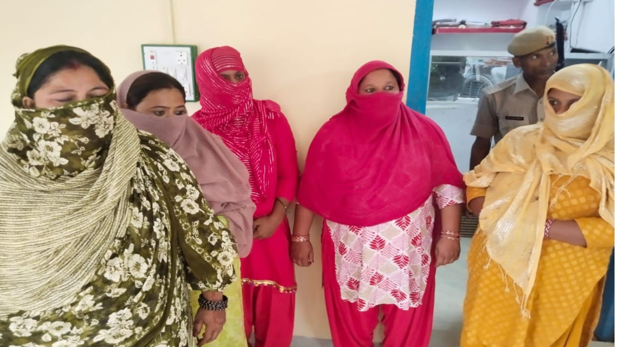 In Gorakhpur, Kinnar gang, used to look at children's clothes on the rooftop and make them targets for robbery