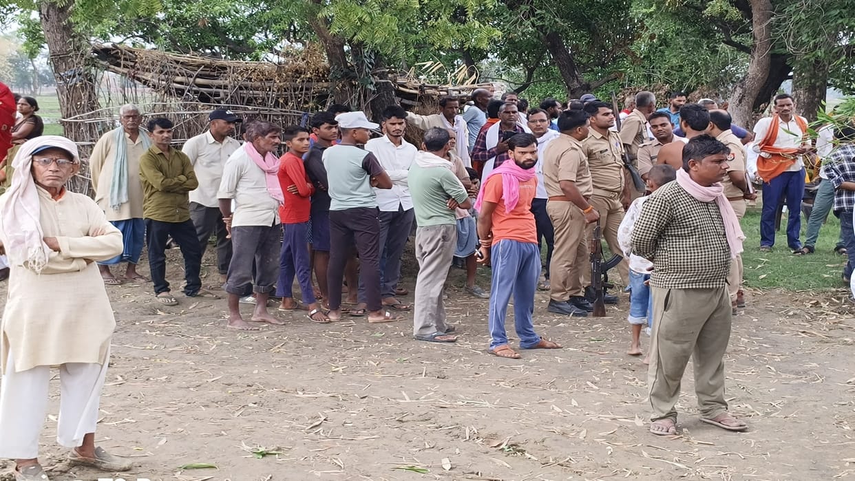 Apna Dal leader murder case: Angry villagers surrounded the police vehicle