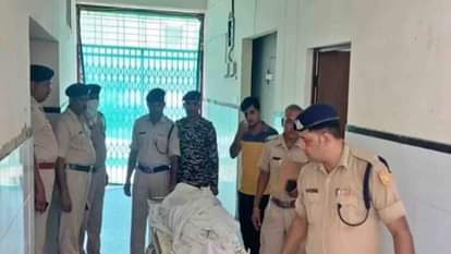 घटना के कार्रवाई करती पुलिस।