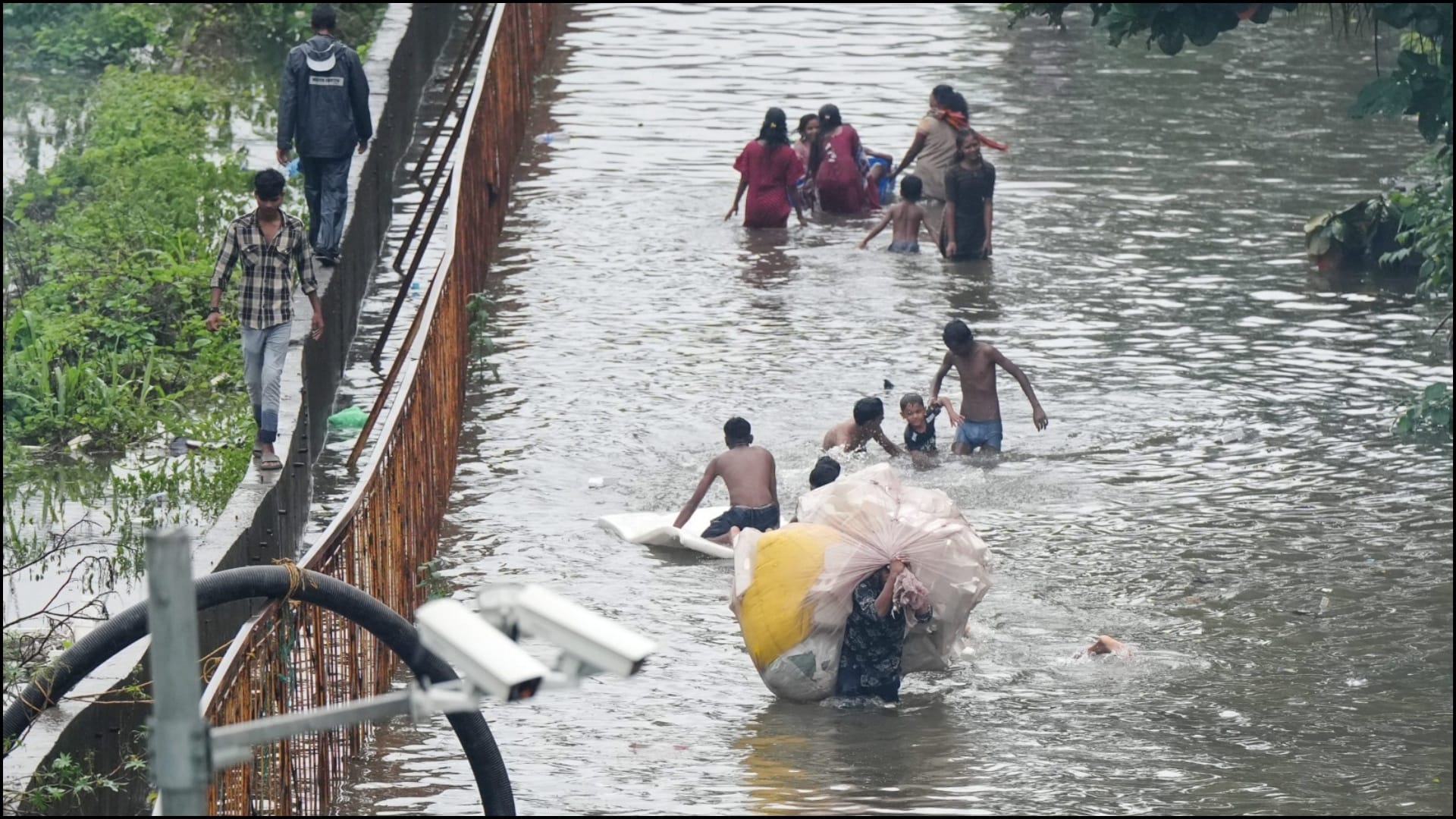 Heavy Rain in Mumbai water logged flood situation cm eknath shinde chaired high-level meeting photos