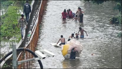 PHOTOS: मुंबई में भारी बारिश के बीच 50 से ज्यादा उड़ानें रद्द या डायवर्ट, सड़कें भी डूबीं; CM शिंदे ने की बैठक Heavy Rain in Mumbai water logged flood situation cm eknath shinde chaired high-level meeting photos