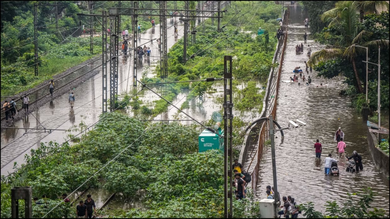 Heavy Rain in Mumbai water logged flood situation cm eknath shinde chaired high-level meeting photos