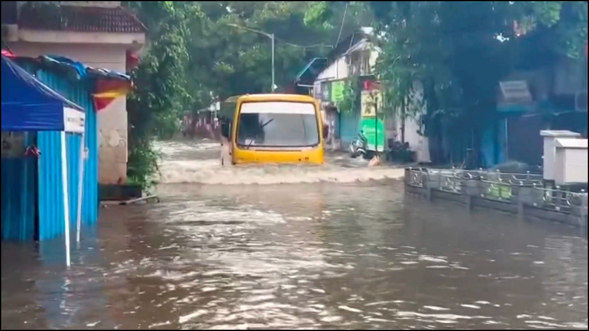 Mumbai Rain Updates News Red Alert Issued; Schools-colleges Shut Today Amid Waterlogging - Amar Ujala Hindi News Live - Mumbai Rain Updates:भारी बारिश से जलमग्न हुआ पूरा मुंबई; रेड अलर्ट जारी, स्कूल-कॉलेज