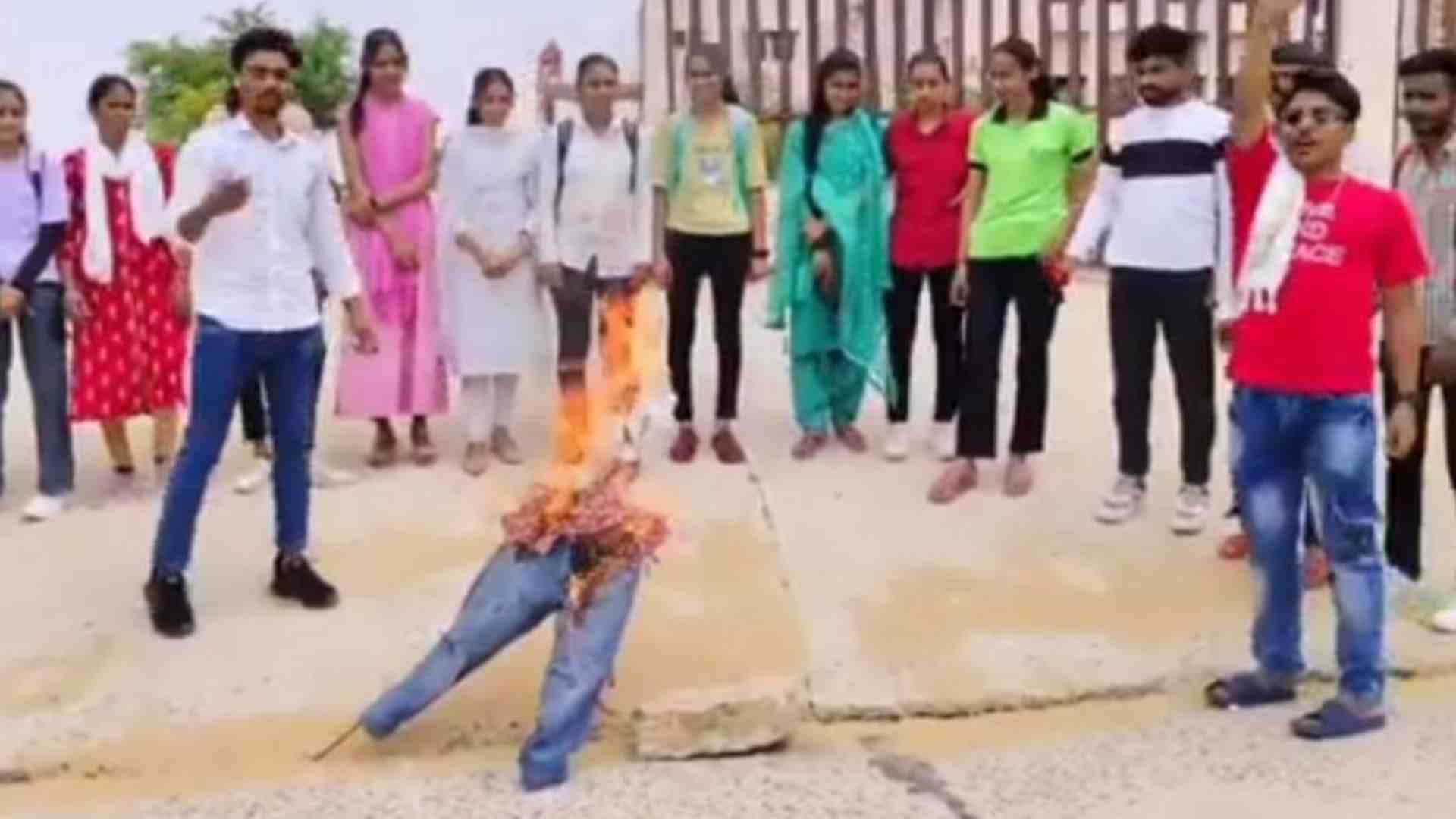 कॉलेज के गेट के बाहर विरोध करते छात्र।