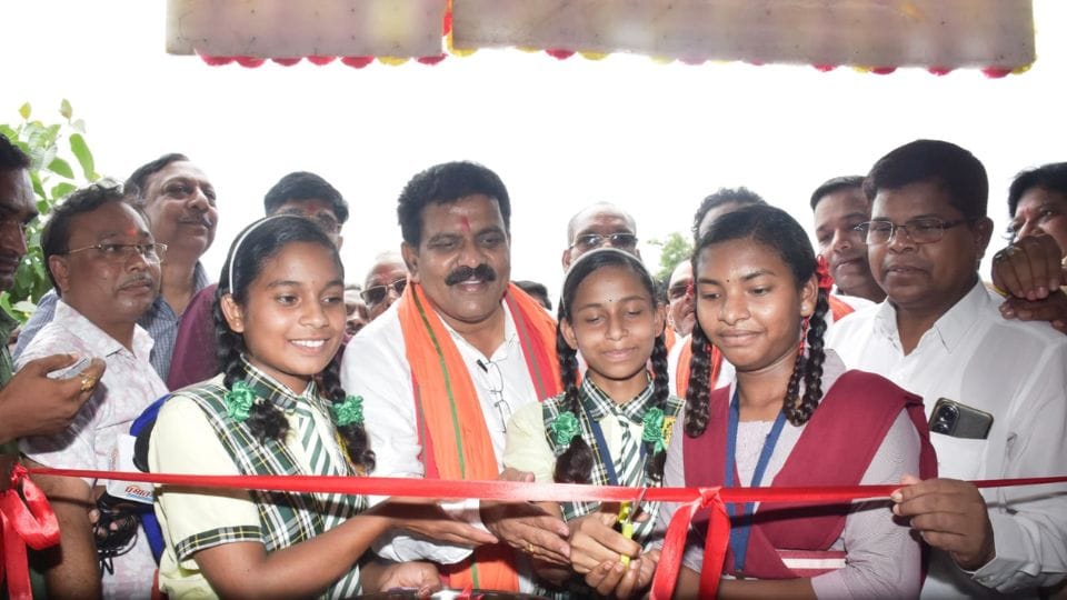 Deputy CM Vijay Sharma inaugurated the school with students
