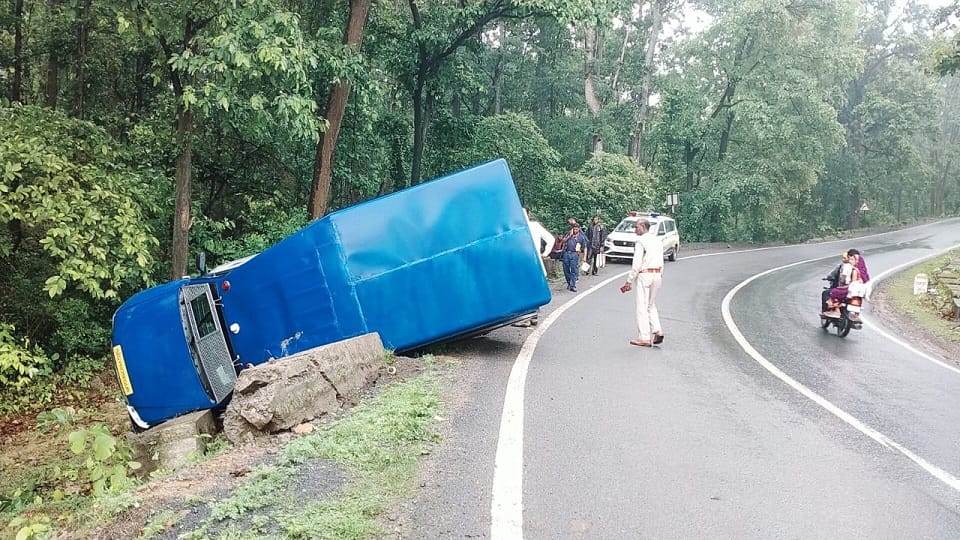 Five people injured as cash van overturns all suffer minor injuries in Balrampur Ramnujganj