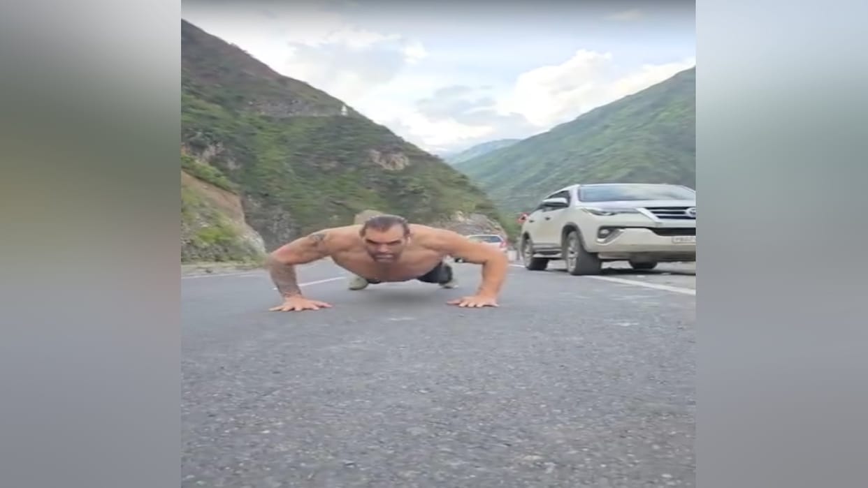 The Great Khali did pushups on the National Highway, gave the message of staying fit to the people