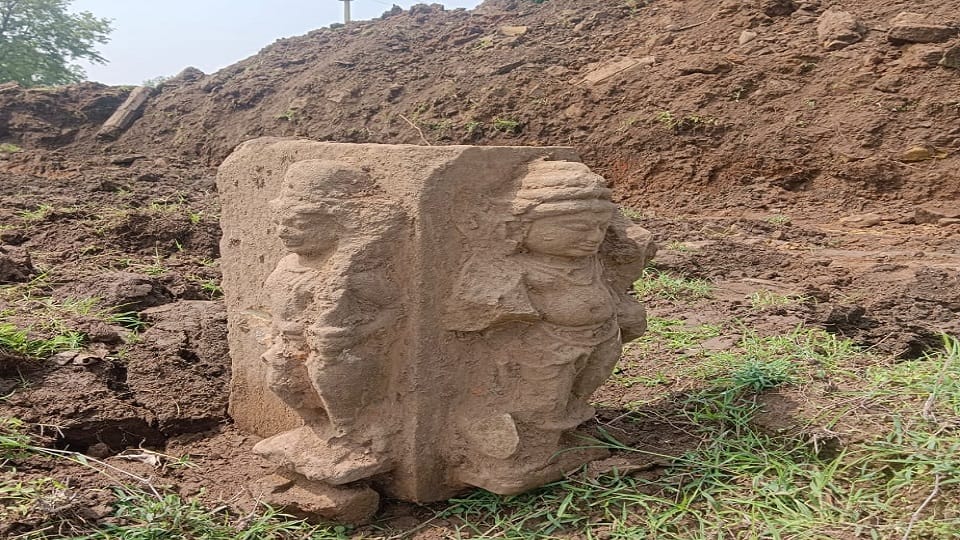 जुताई के दौरान मिलीं सालों पुरानी खंडित मूर्ति