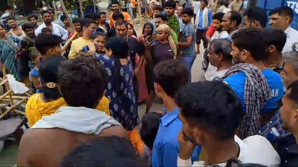 Haridwar News Women Fight with each other during encroachment removal video viral