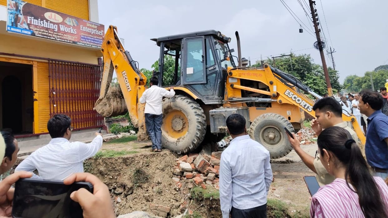 Bulldozer action on ten illegal encroachments made on banks of Tamsa river mau