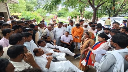 Apna Dal leader murder case: Angry villagers surrounded the police vehicle