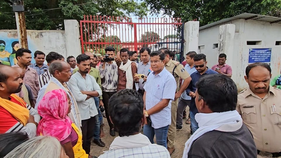 Minor student dies after falling from roof of an under construction house in Kondagaon