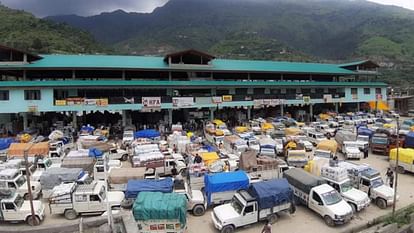 Himachal News Gardeners protested in Parala Mandi for not buying pears in old cartons raised slogans