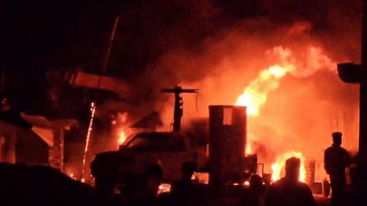 Korba Fire: पेट्रोल पंप में लगी भीषण आग, मचा हड़कप... कई वाहन चपेट में; स्थानीय-दमकल वाहन की मदद से पाया काबू Many vehicles were burnt in a massive fire at a petrol pump in Korba