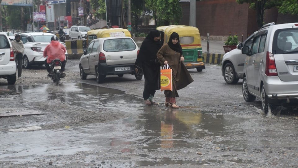 Moradabad Rain: Woman dies after falling from roof, cracks appear in building Mundhapande police station