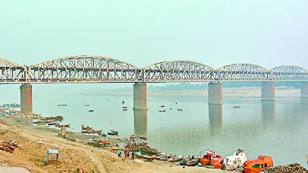 Diversion on Malviya Bridge Pedestrians barred night repair work continue for two months in varanasi