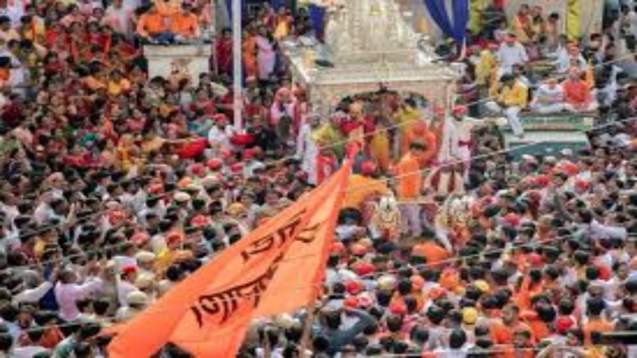 Udaipur: Jagannath's RathYatra started with much fanfare, Vishwaraj Singh and Mahima Kumari pulled the chario