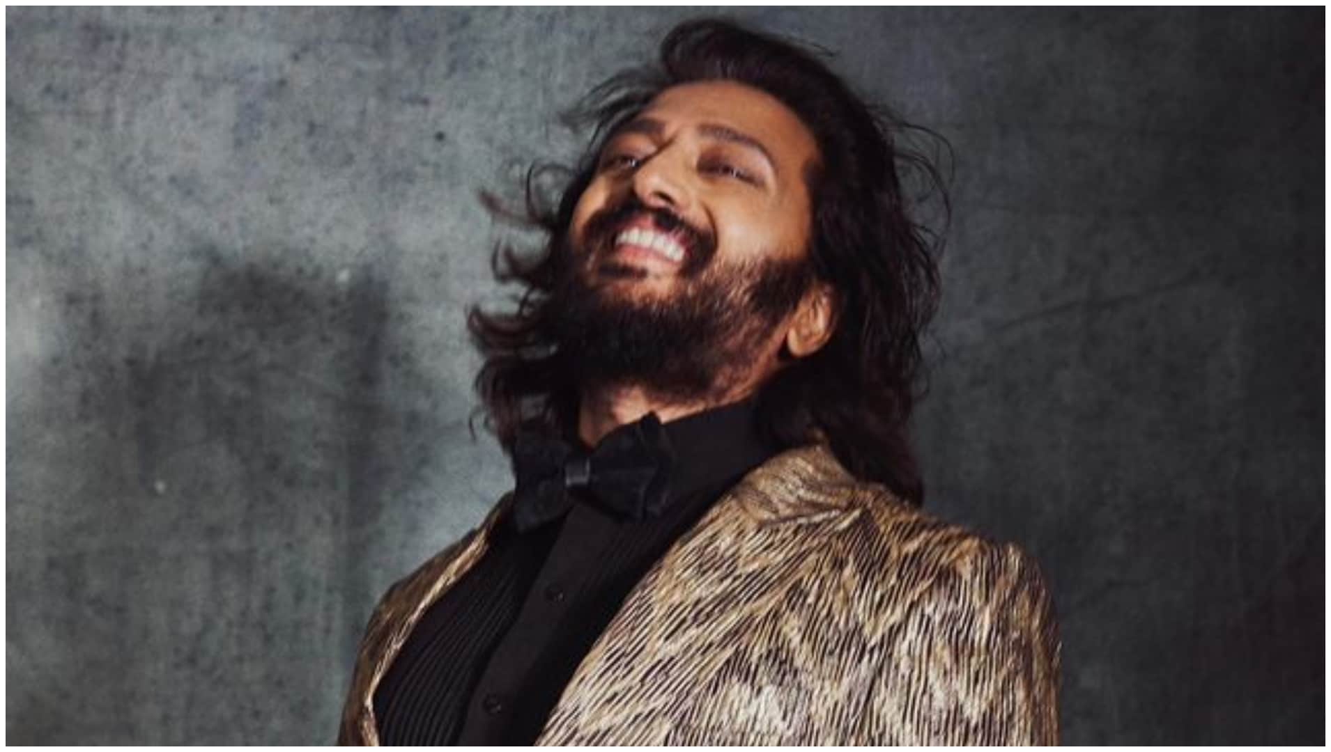Riteish Deshmukh express his anger on two young girls being sexual assaulted in a school in Badlapur