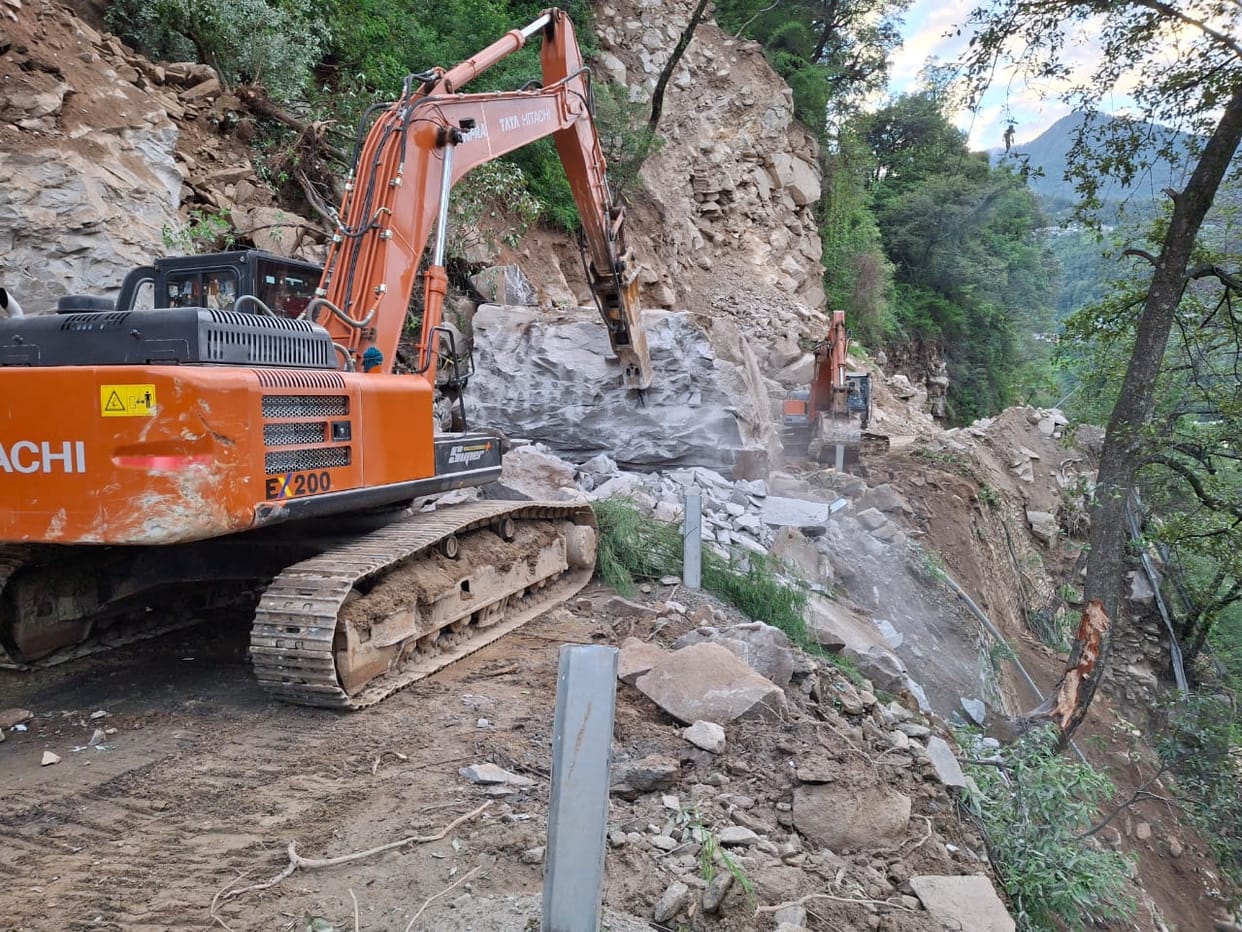 Rudraprayag Gaurikund Highway closed due to Landslide boulder falling near Doliya temple