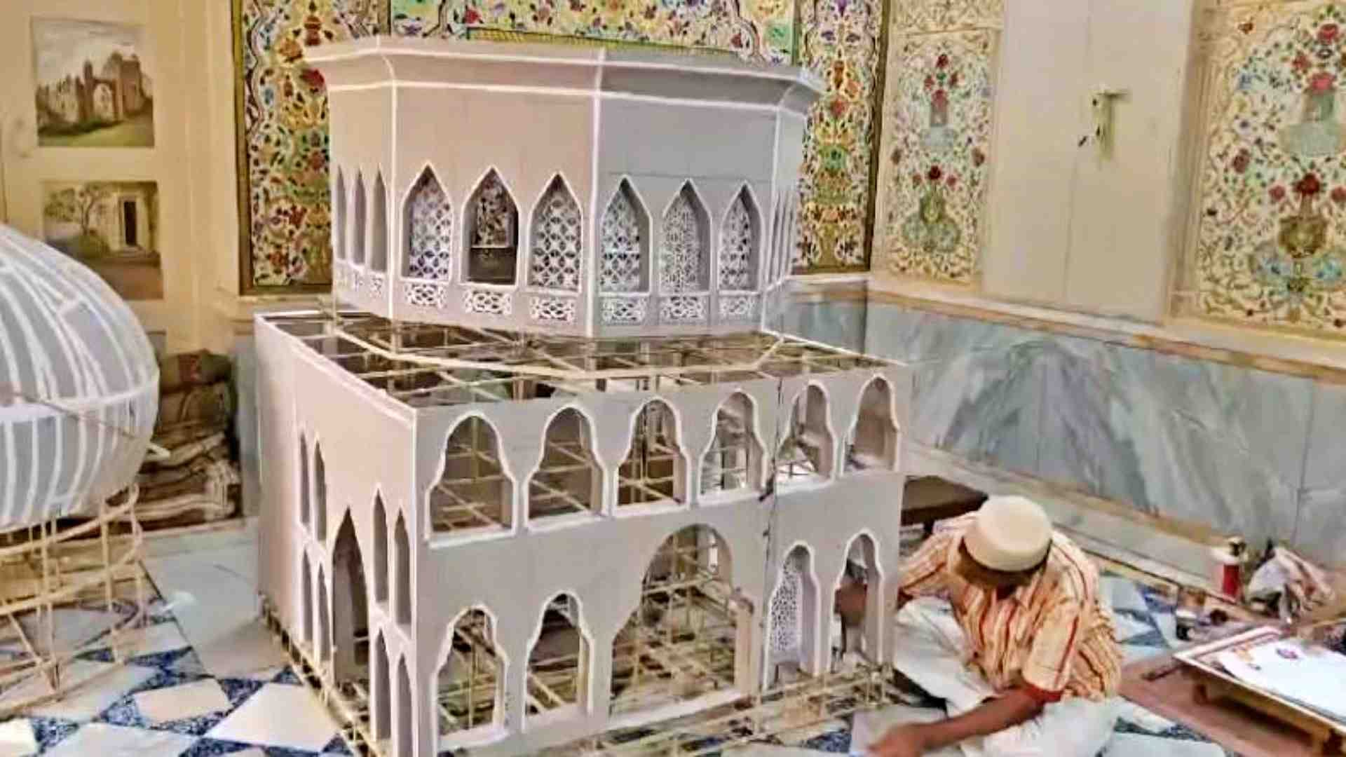 ताजिया तैयार करते कलाकार।