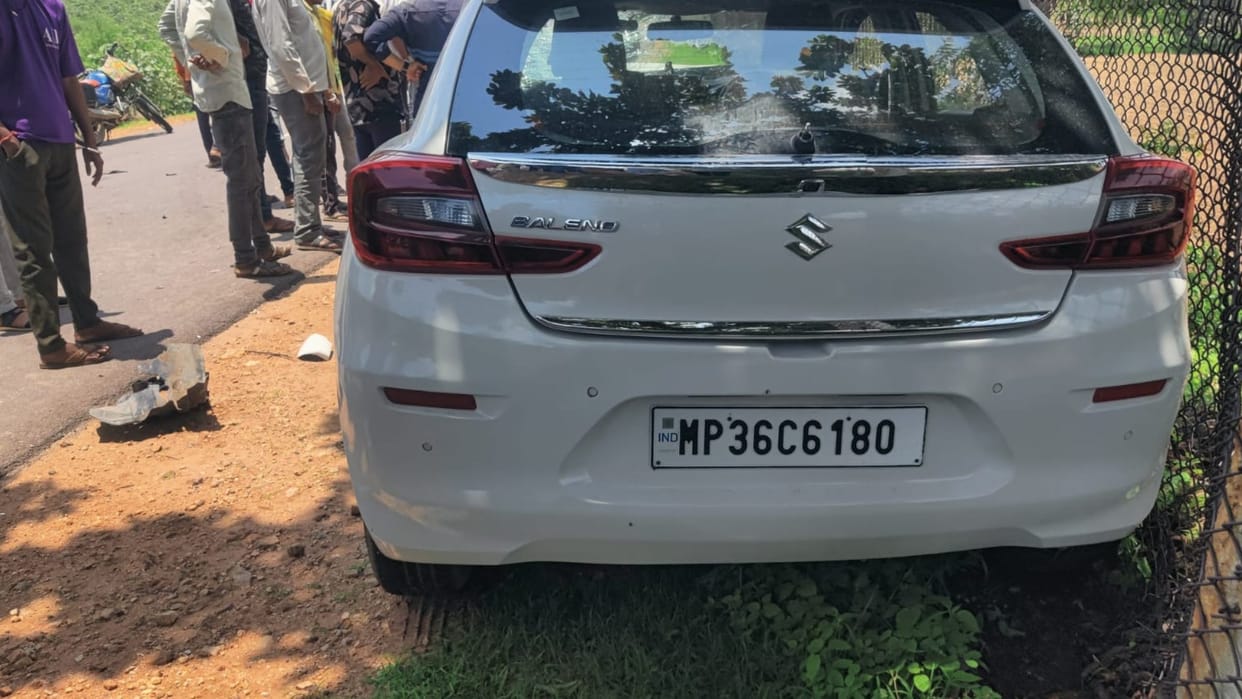 Sister-in-law dies in collision between car and bike in Tikamgarh