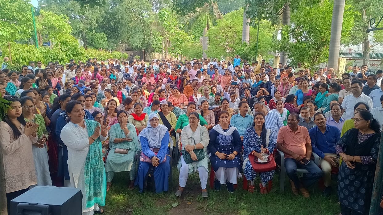 UP Teachers Protest Against Online Attendance In Bareilly