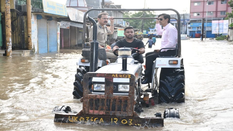 Commissioner Deepak rawat and DIG visited flood affected areas sitting on tractor in khatima