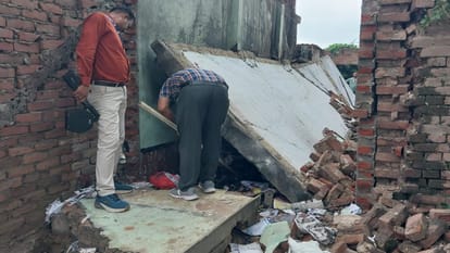 ध्वस्त मकान की छानबीन करती टीम।