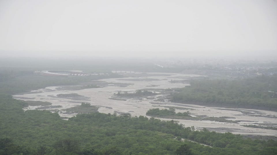 train coming from Kashipur to Lalkuan stopped at the outer due to rain