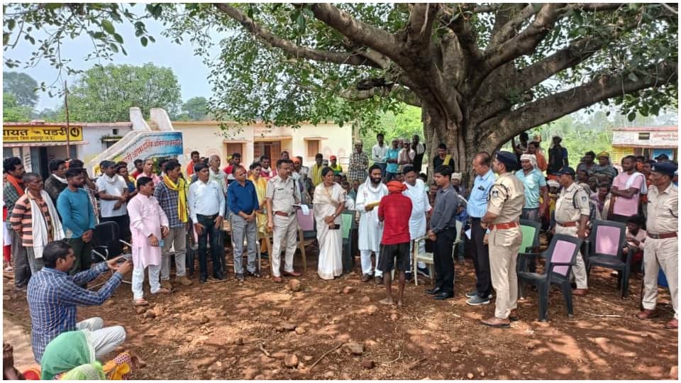 बैठक के बाद अंतिम संस्कार को तैयार हुए परिजन।