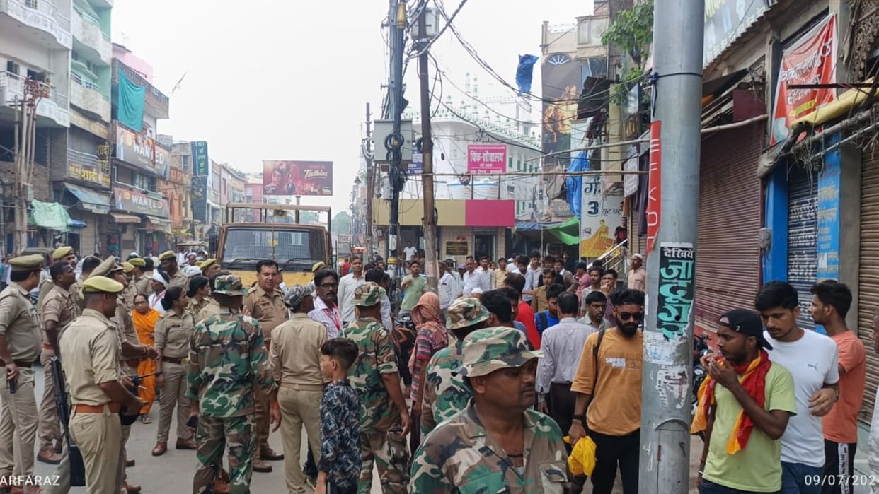 Varanasi police and municipal corporation removed encroachment from road