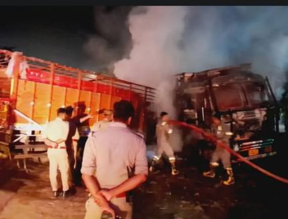 Ayodhya: High speed DCM collides with parked truck, driver burnt alive due to fire Ayodhya: A DCM hits the standing truck, driver burned alive.