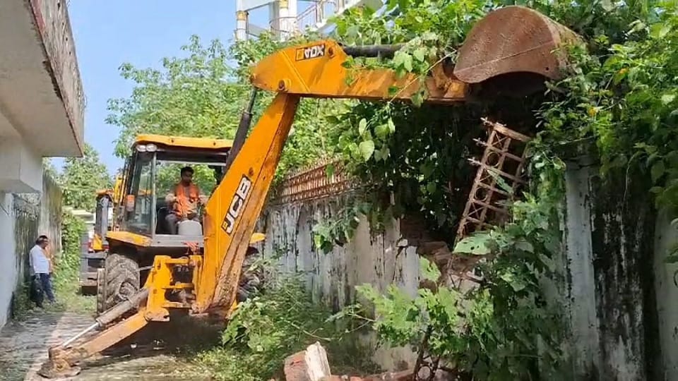 UP: Bulldozer action on Azam Khan... JCB roared on SP leader Humsafar Resort, land freed from encroachment