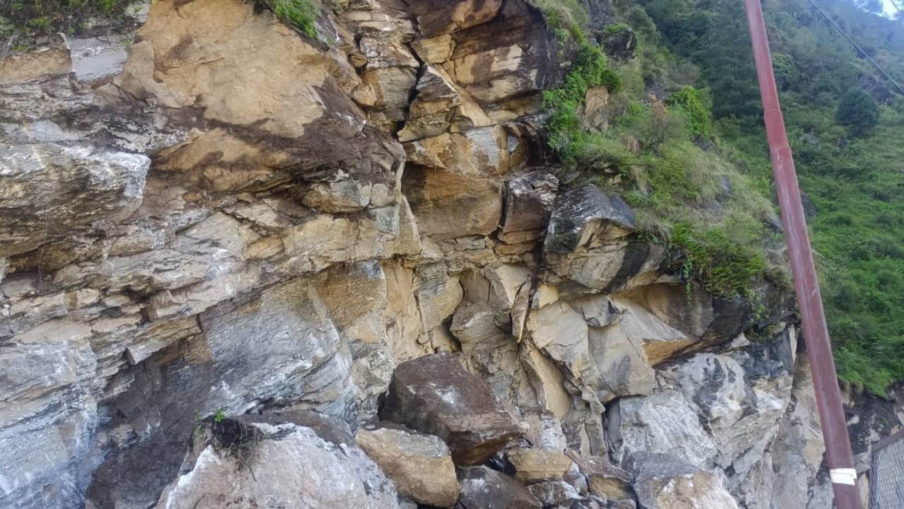 Huge boulder fell on the Badrinath highway one km before Joshimath Uttarakhand Weather News Updates