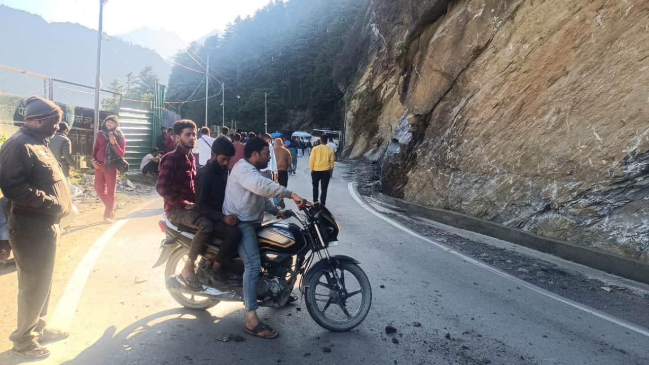 Huge boulder fell on the Badrinath highway one km before Joshimath Uttarakhand Weather News Updates
