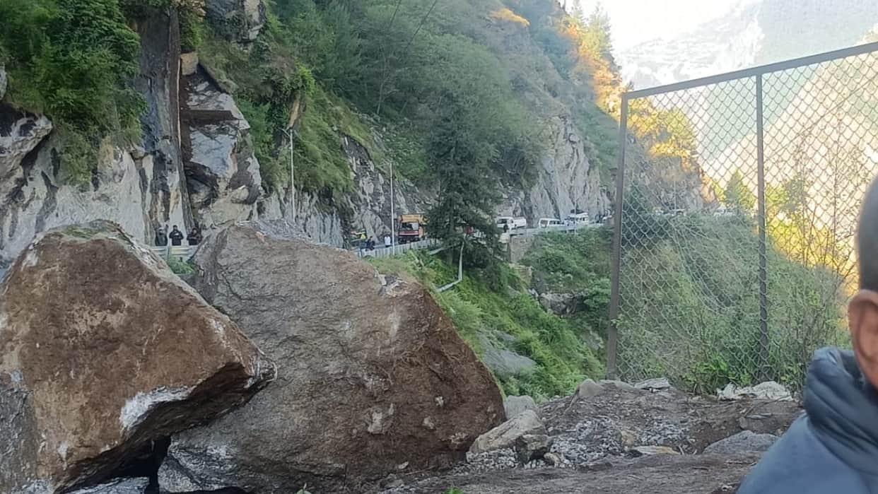Huge boulder fell on the Badrinath highway one km before Joshimath Uttarakhand Weather News Updates
