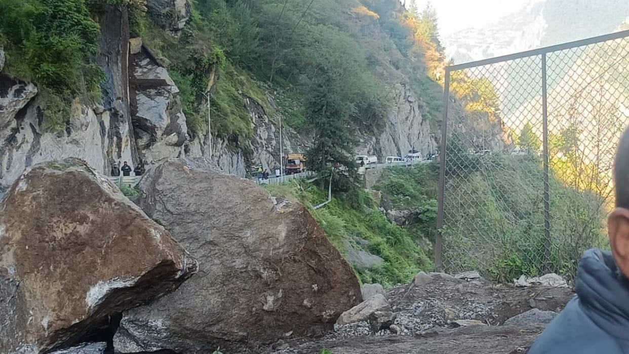 Huge boulder fell on the Badrinath highway one km before Joshimath Uttarakhand Weather News Updates