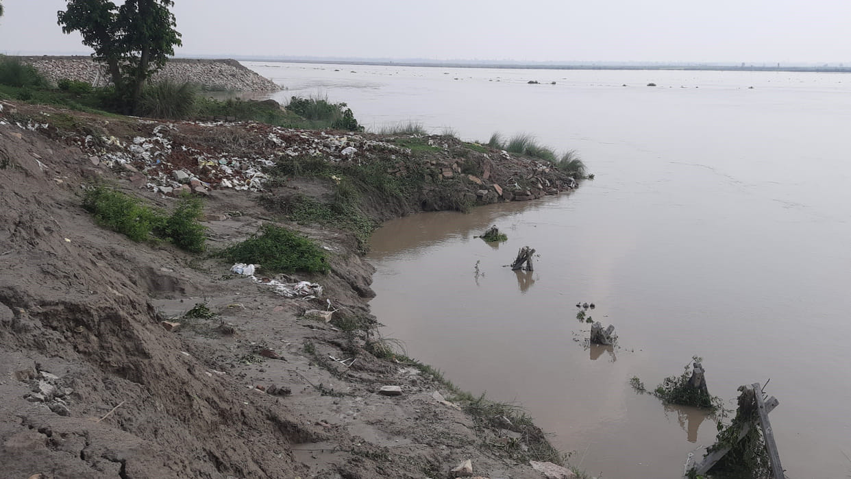 Subika Babu village in Basti has been declared marooned, the entire village is surrounded by water