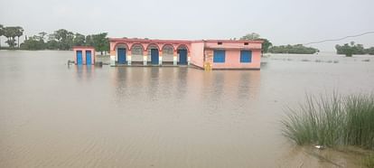 Bihar News Flood in Kesaria water level rise in Gandak River Water Enters Half a Dozen Schools news in Hindi