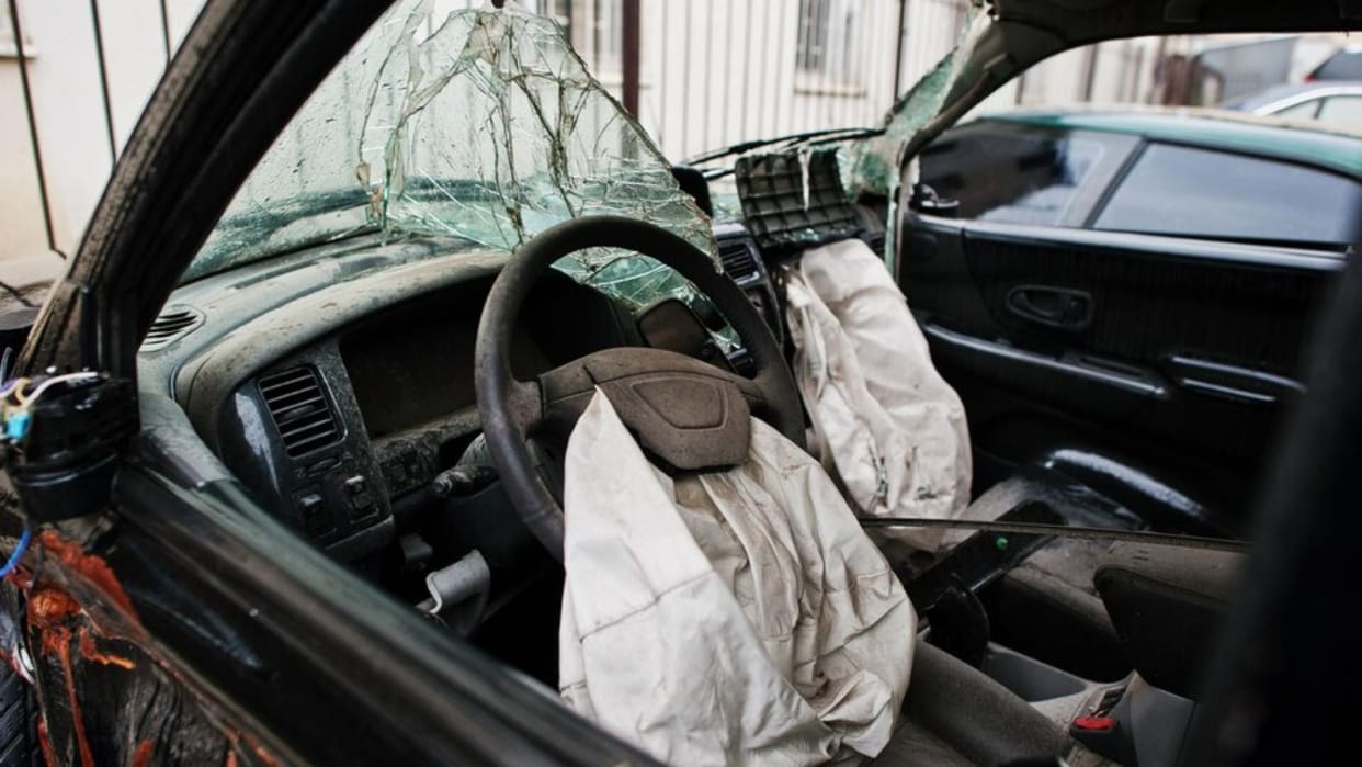how to use airbag in car safety features in most vehicles for safe driving