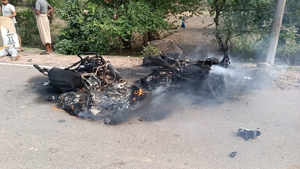 road accident in Mahoba fire broke out after two bikes collided four people burnt alive