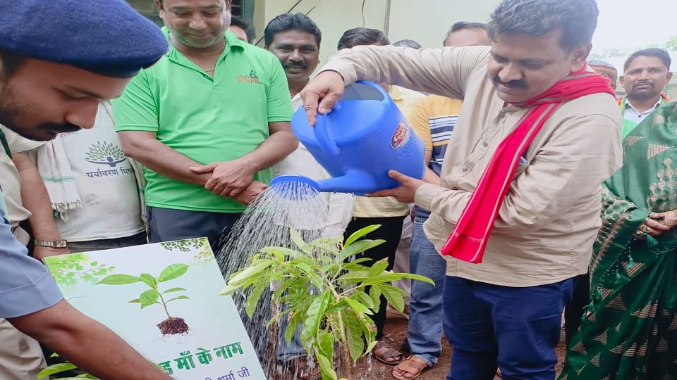 Deputy CM flagged off the plant distribution vehicle Vijay Sharma planted saplings in Kabirdham
