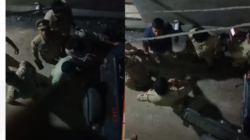 Amroha: Asmoli police threatened a lawyer at his house at midnight, tried to force him into the car