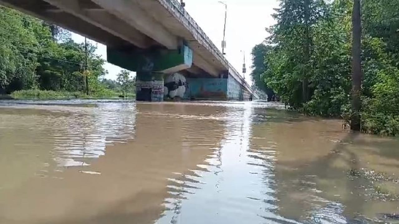 Flood in Pilibhit due to rising water level of Devha river