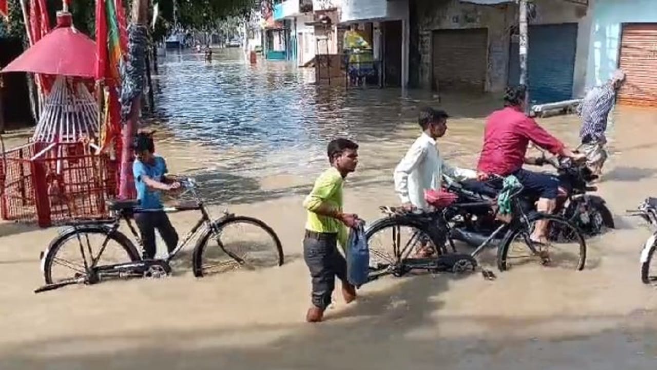 Flood in Pilibhit due to rising water level of Devha river