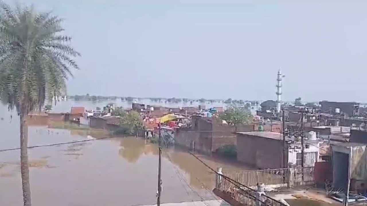 Flood in Pilibhit due to rising water level of Devha river