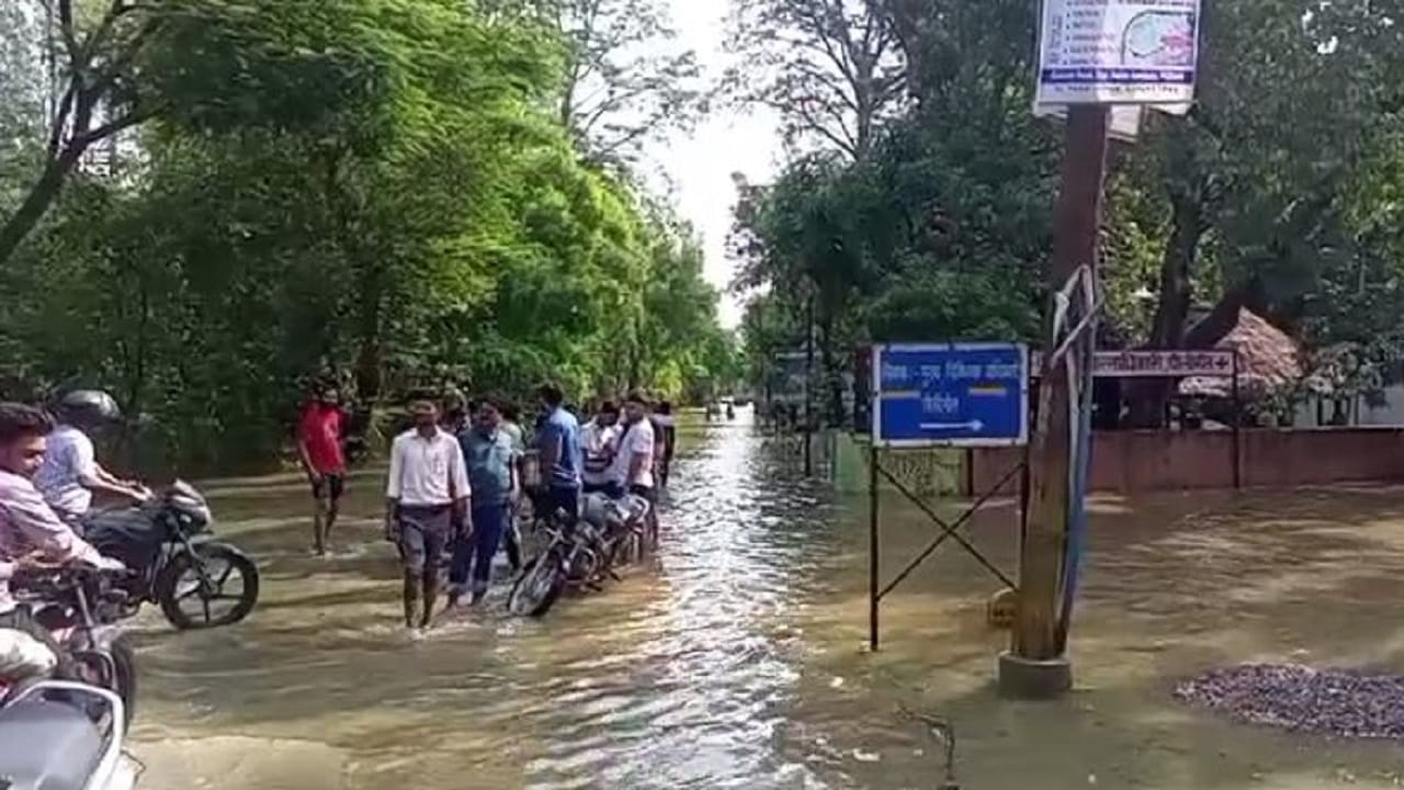Flood in Pilibhit due to rising water level of Devha river