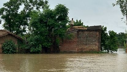 Flood like situation in Shravasti because of Rapti river.